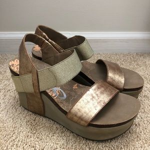 OTBT Womens Size 8M Gold Bushnell Wedges